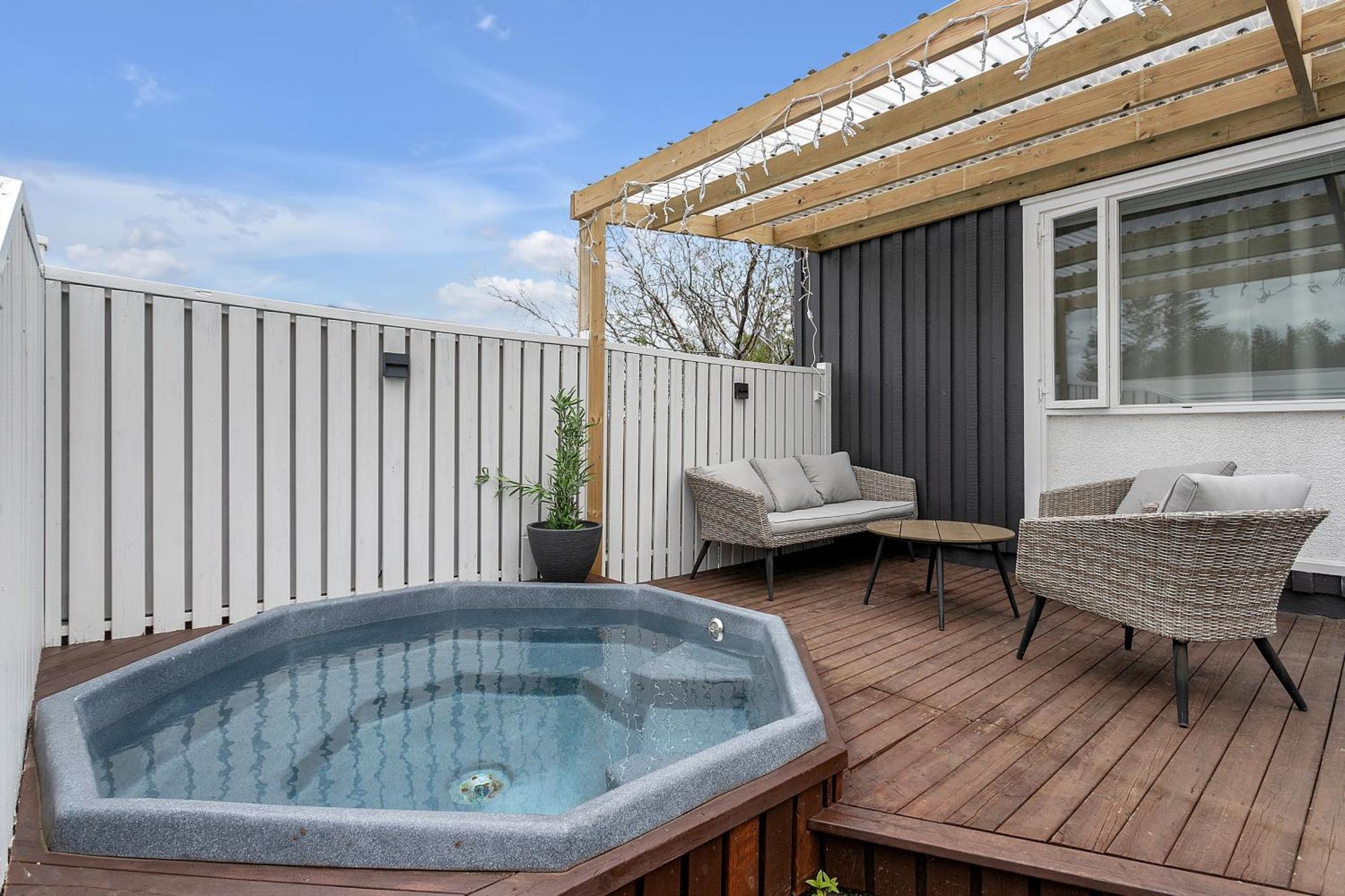 House - Villa With Garden And Hot Tub, 2 Min From Reykjavik Garthabaer Экстерьер фото